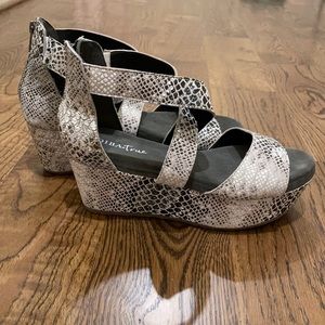 DibaTrue snakeskin wedge size 9